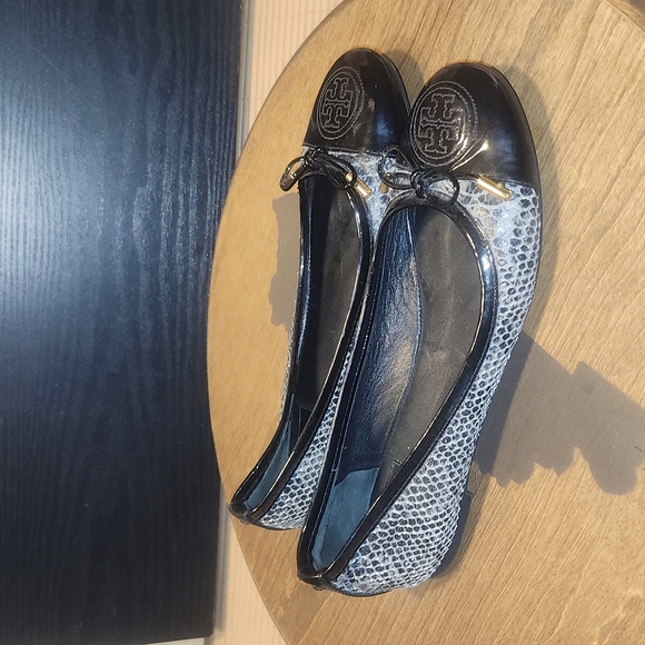 SOLD Tory Burch Flats size 7.5 - Picture 3 of 15